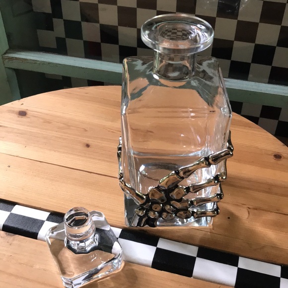 Pottery Barn Spooky Spine-tingling Silver Skeleton Hand Liquor Decanter 💀 - Picture 7 of 16